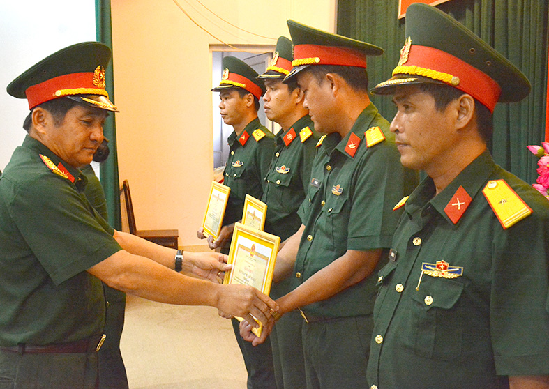 >Lực lượng vũ trang Kiên Giang có 100% đảng viên, đoàn viên có sổ  đăng ký học tập và làm theo Bác