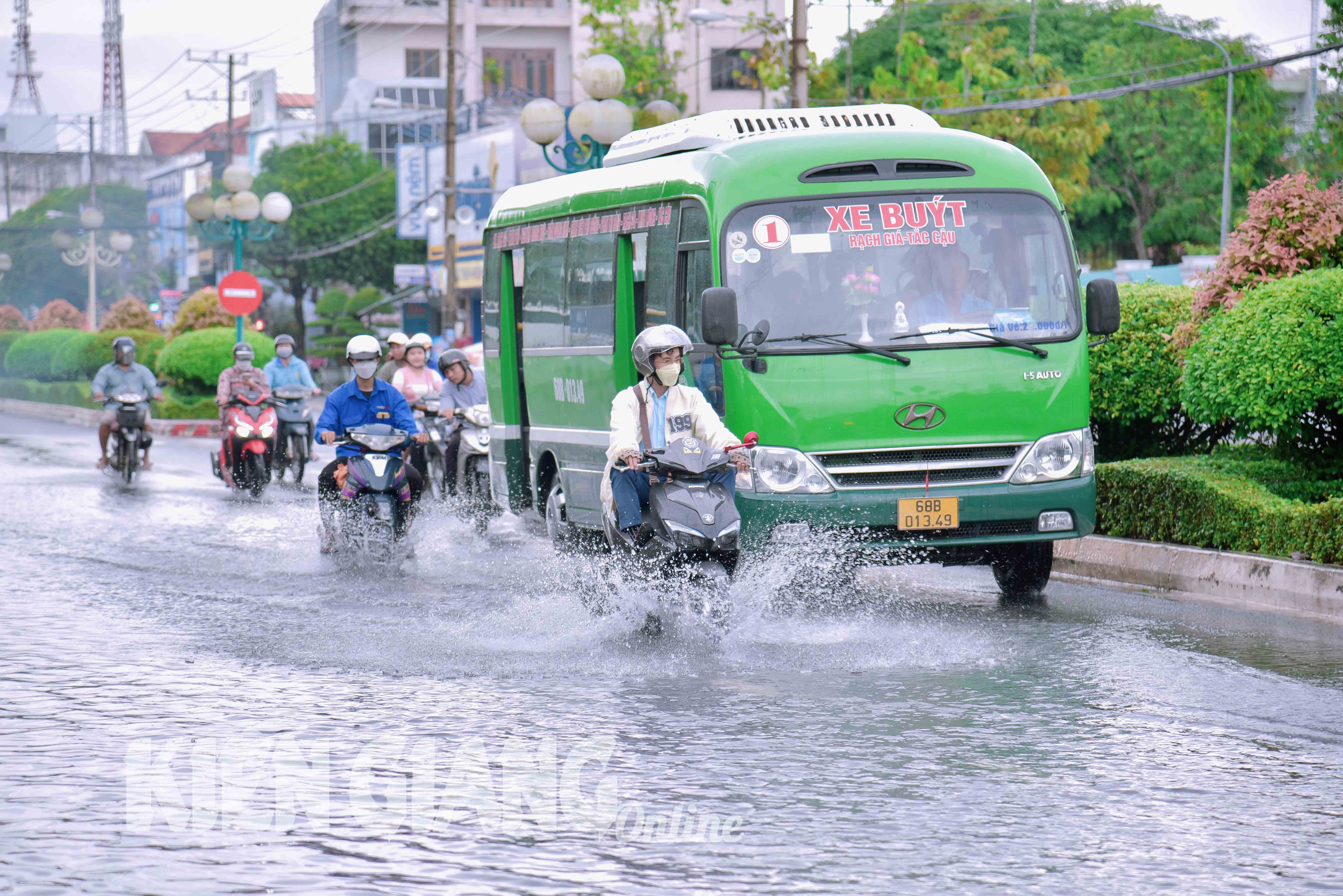 Nhiều tuyến đường ở TP. Rạch Giá ngập lênh láng sau mưa