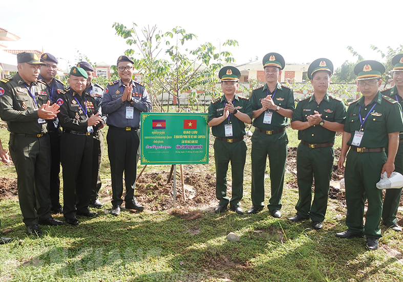 >Sĩ quan biên phòng trẻ Việt Nam - Campuchia trồng cây hữu nghị
