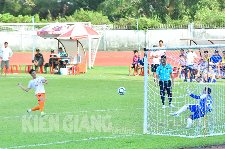 Xác định 2 đội vào chơi trận chung kết  giải vô địch bóng đá 7 người nam tỉnh Kiên Giang 
