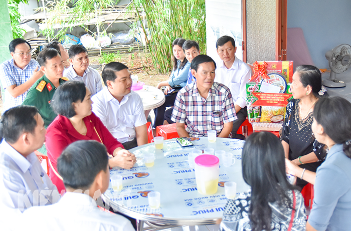 >Thăm, tặng quà gia đình chính sách huyện Vĩnh Thuận