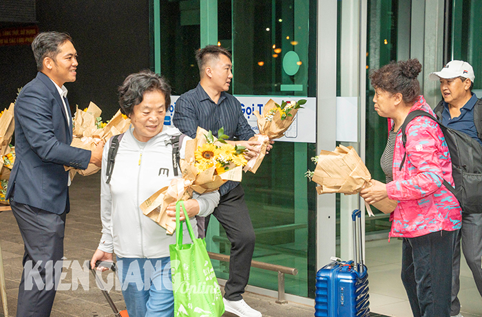 Phú Quốc đón chuyến bay chở 100 du khách đến từ Trung Quốc