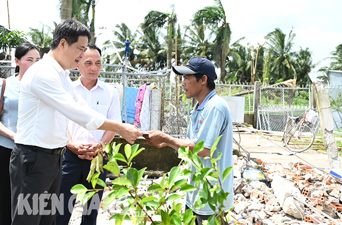 Hỗ trợ người dân bị ảnh hưởng bởi mưa dông