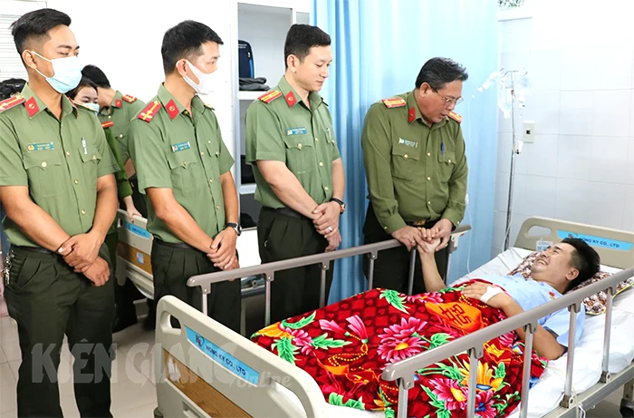 Công an Kiên Giang hỗ trợ gần 200 triệu đồng cho đại uý Công an bị mất hai chân