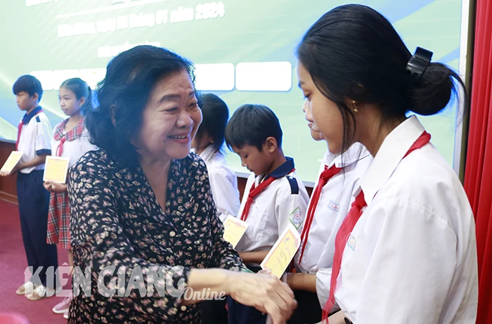 Nguyên Phó Chủ tịch nước Trương Mỹ Hoa trao học bổng tại Kiên Giang