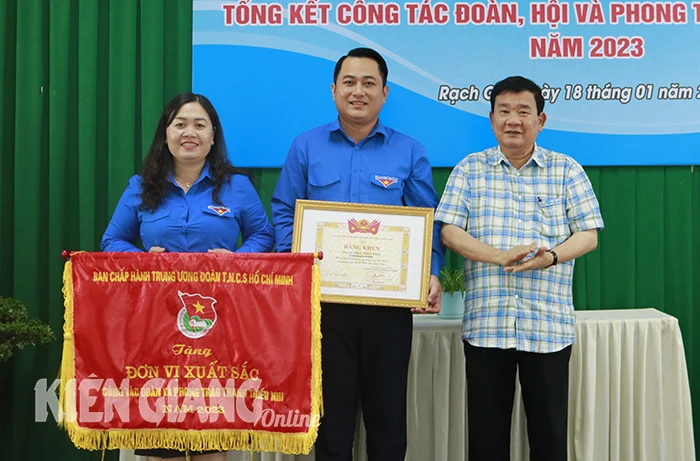 Tỉnh đoàn Kiên Giang nhận cờ xuất sắc công tác Đoàn và phong trào thanh thiếu nhi năm 2023