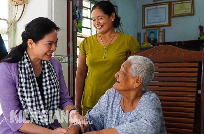 Chủ tịch Hội Liên hiệp Phụ nữ Việt Nam Hà Thị Nga tặng quà tết tại huyện Giang Thành