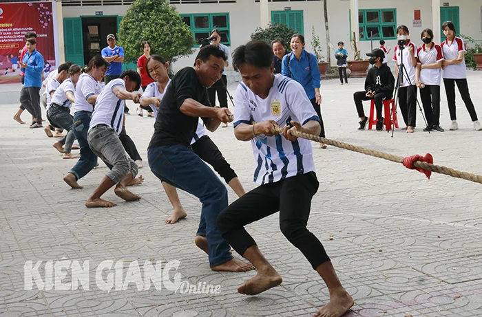 Gần 500 người tham gia giải thể thao và trò chơi dân gian hưởng ứng hoạt động Tết quân - dân