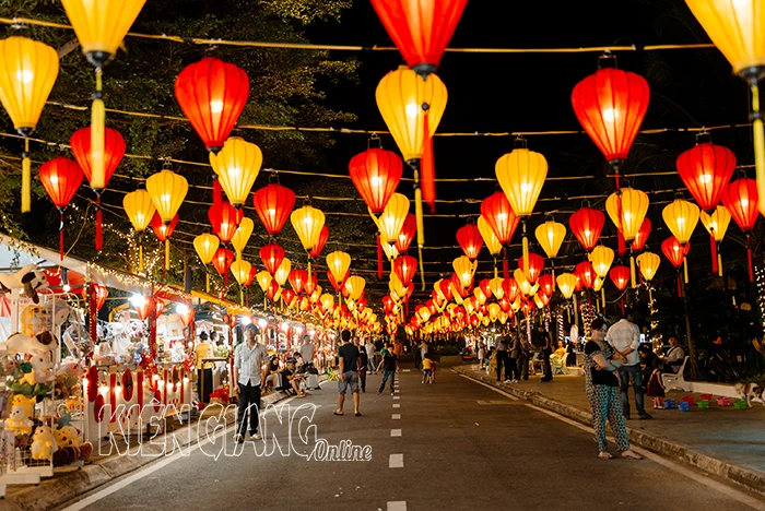 Hàng ngàn người du xuân sắm tết, tưng bừng tại lễ hội ẩm thực hoa xuân An Phú 2024 (Cần Thơ)