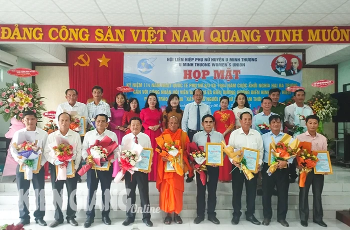Kết nạp 15 hội viên danh dự Hội Liên hiệp Phụ nữ Việt Nam