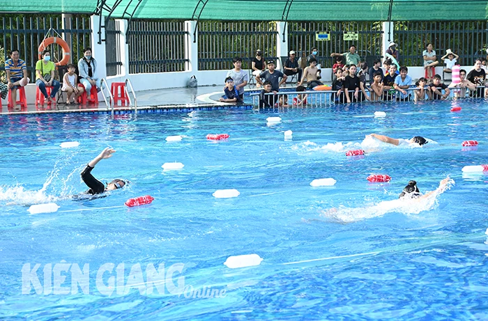 30 vận động viên tham gia giải bơi dành cho học sinh