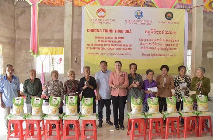 Trao 500 suất quà cho đồng bào Khmer dịp Tết cổ truyền Chôl Chnăm Thmmây