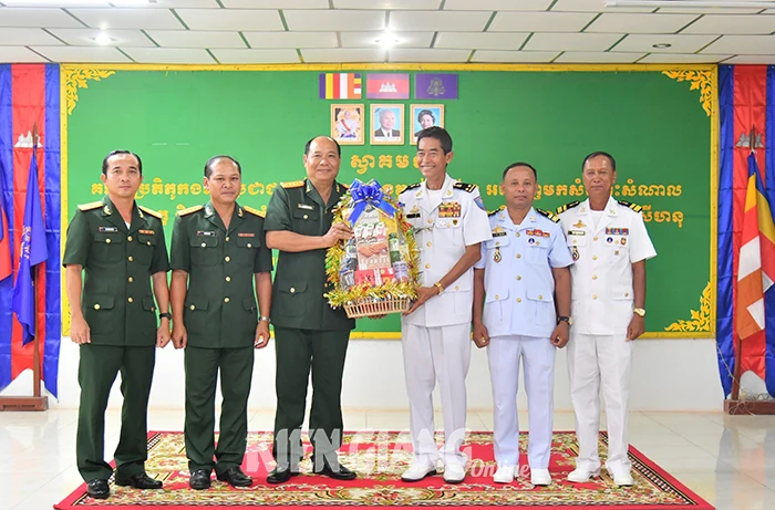 Bộ Chỉ huy Quân sự tỉnh Kiên Giang chúc Tết Chôl Chnăm Thmây các đơn vị quân đội Campuchia