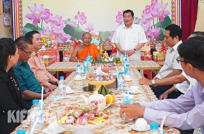Trưởng Ban Dân vận Tỉnh ủy Kiên Giang chúc tết chùa Thôn Dôn