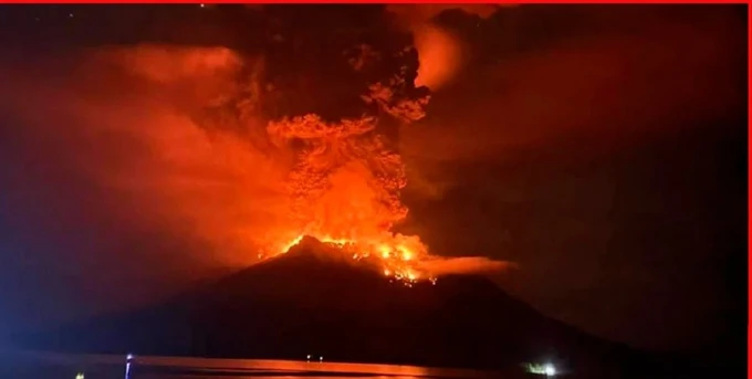 Hàng trăm người sơ tán do núi lửa phun trào ở Indonesia