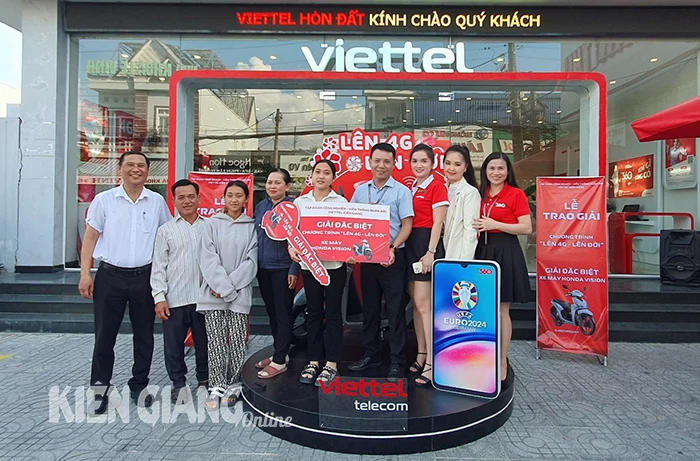 Viettel Kiên Giang trao thưởng chương trình “Lên 4G - Lên đời”