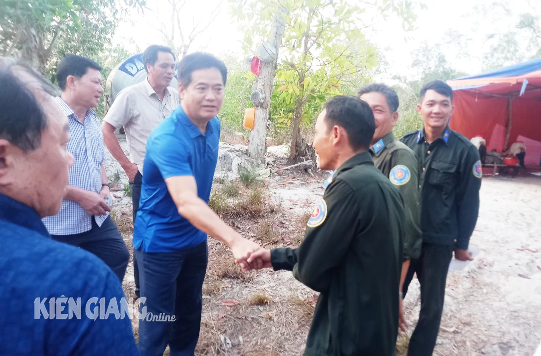 Bí thư Thành ủy Phú Quốc thăm hỏi, động viên lực lượng trực chiến phòng, chống cháy rừng