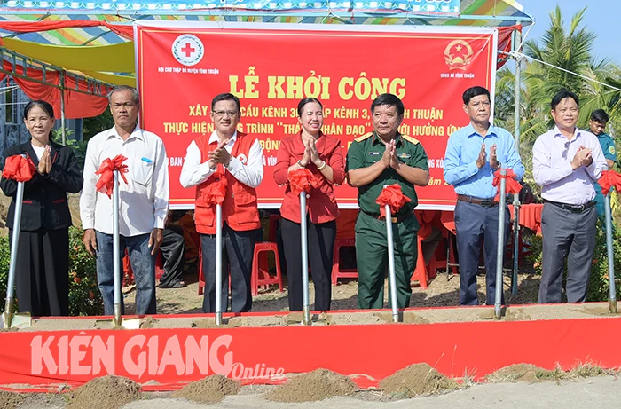 Vận động xây nhà mới, cầu mới cho người dân xã Vĩnh Thuận