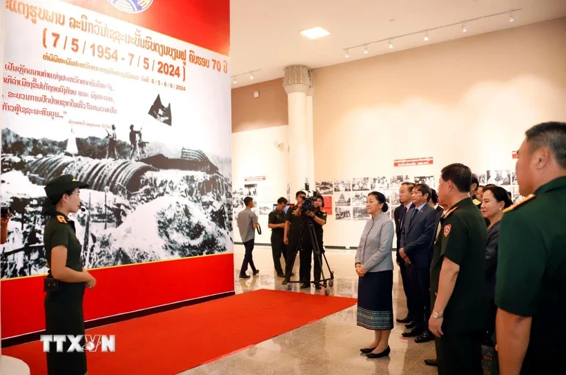 Lào khai mạc triển lãm ảnh kỷ niệm 70 năm Chiến thắng Điện Biên Phủ