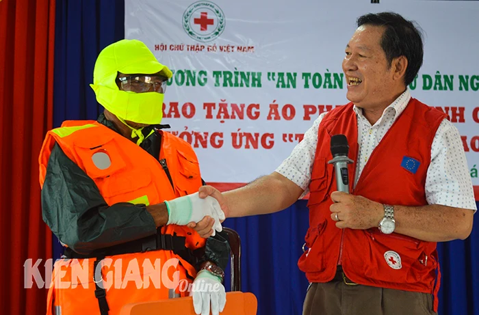 Tặng 104 áo phao cứu sinh cho ngư dân nghèo, khó khăn huyện An Minh