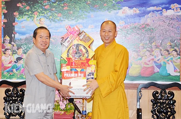 Phó Bí thư Thường trực Tỉnh ủy Kiên Giang Mai Văn Huỳnh chúc mừng đại lễ Phật đản