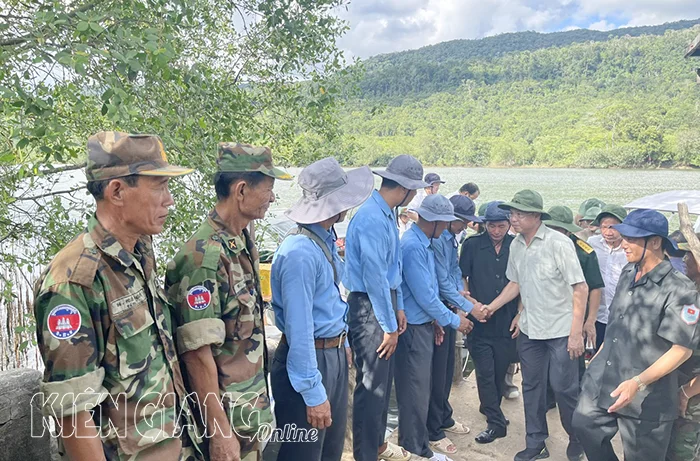 Phó Chủ tịch UBND tỉnh Kiên Giang Nguyễn Lưu Trung thăm Đội K92 làm nhiệm vụ tại Vương quốc Campuchia
