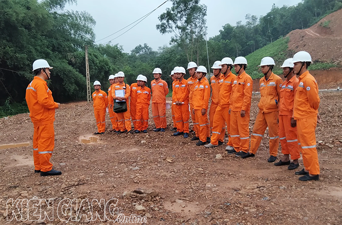 Đội xung kích Công ty Điện lực Kiên Giang làm việc trên công trường dự án đường dây 500kV Quảng Trạch - Phố Nối