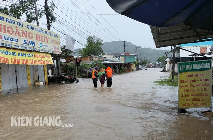 Phú Quốc: Mưa lớn nhiều khu vực bị ngập