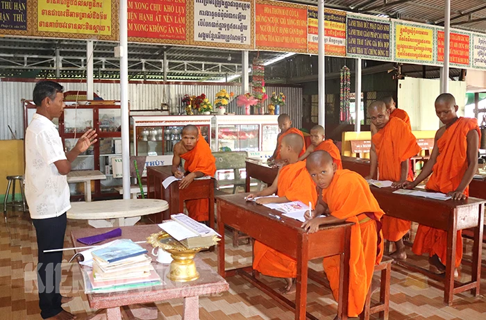 Kiên Giang hỗ trợ người dạy chữ Khmer, chữ Hoa 30.000 đồng/tiết