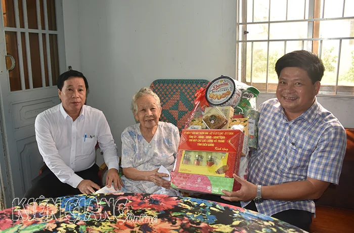 Trưởng Ban Tuyên giáo Tỉnh ủy Kiên Giang thăm gia đình chính sách, người có công huyện Gò Quao