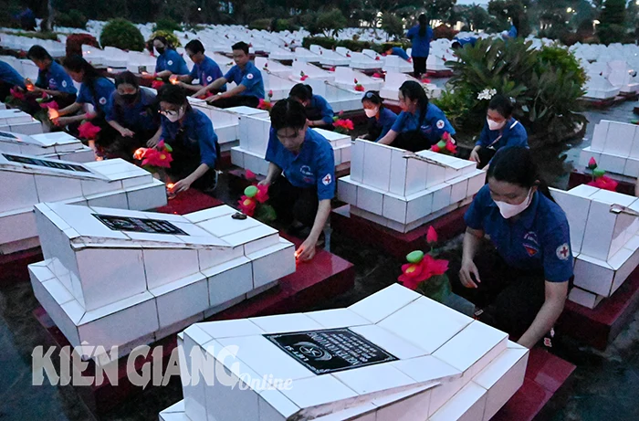 Đoàn viên, thanh niên thắp nến tri ân tại Nghĩa trang Liệt sĩ tỉnh Kiên Giang
