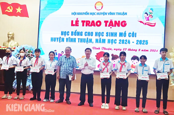 212 học sinh mồ côi ở Vĩnh Thuận được tặng học bổng và quà