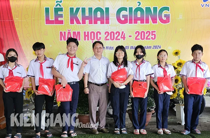 VNPT Kiên Giang tặng hơn 100 triệu đồng cho học sinh khó khăn học giỏi