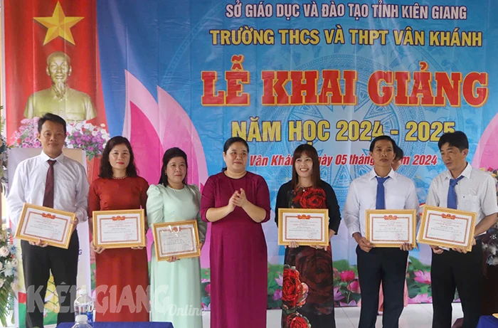 Trường THCS và THPT Vân Khánh khai giảng năm học mới