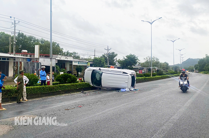 Phú Quốc: Ô tô ngã vào dải phân cách, tài xế bị thương nhẹ