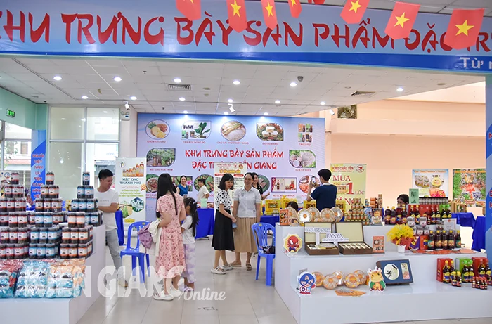 Trưng bày hơn 300 sản phẩm OCOP, đặc trưng, công nghiệp nông thôn tiêu biểu