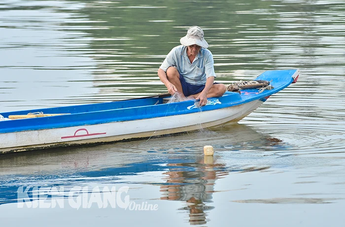 Săn cá đồng "lạc" ra biển 