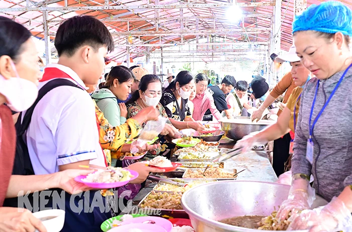 [Ảnh] Ẩm thực chay ở lễ hội Nguyễn Trung Trực