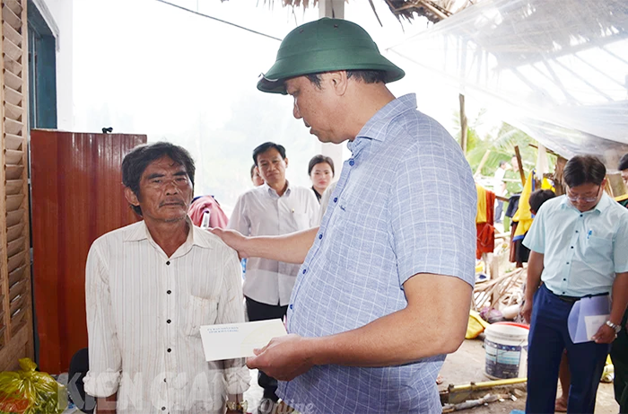 >Chủ tịch UBND tỉnh Kiên Giang động viên các hộ dân bị thiệt hại do thiên tại tại Giồng Riềng