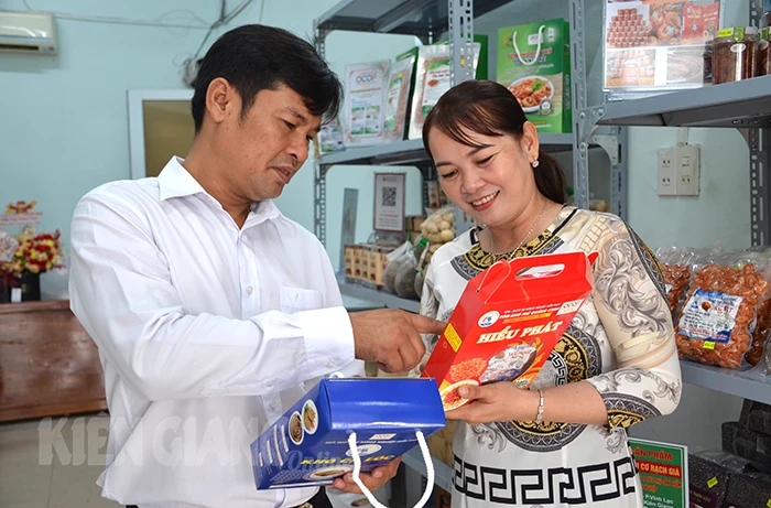 085019kgo_20240220_Chị Lê Thị Kim Thoa giới thiệu sản phẩm tôm khô