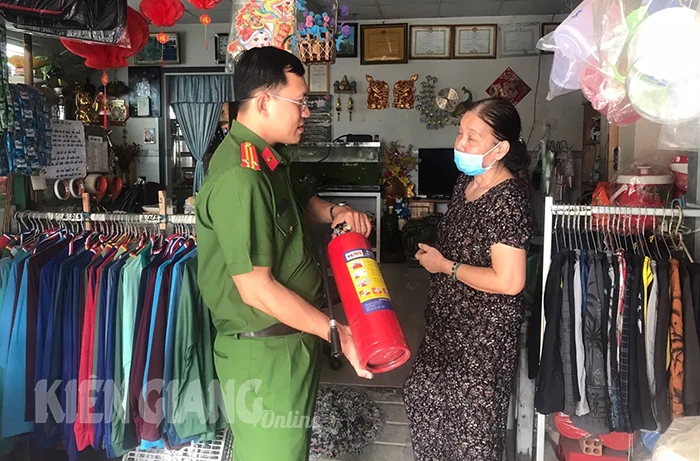 090520kgo_20240311_Trung tá Phạm Thanh Vũ hướng dẫn sử dụng bình phòng cháy chữa cháy