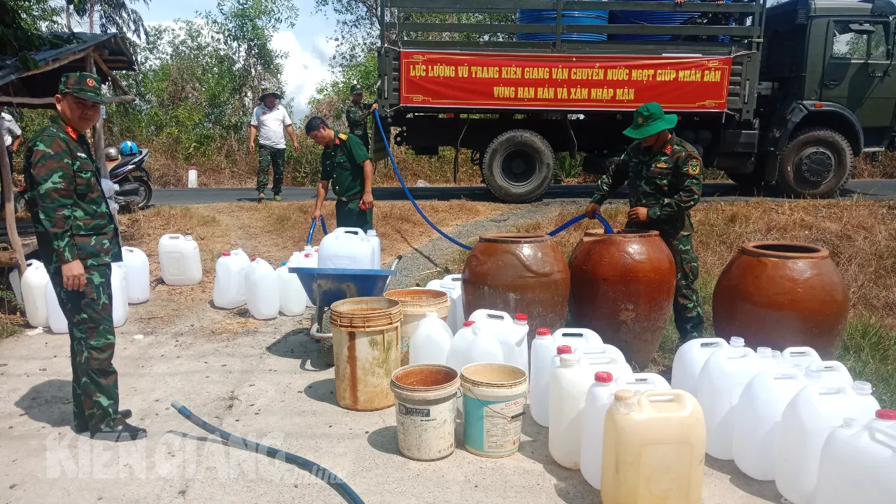 091707KGO-Lực lượng vũ trang tỉnh vận chuyển nước ngọt hỗ trợ người dân huyện Giang Thành