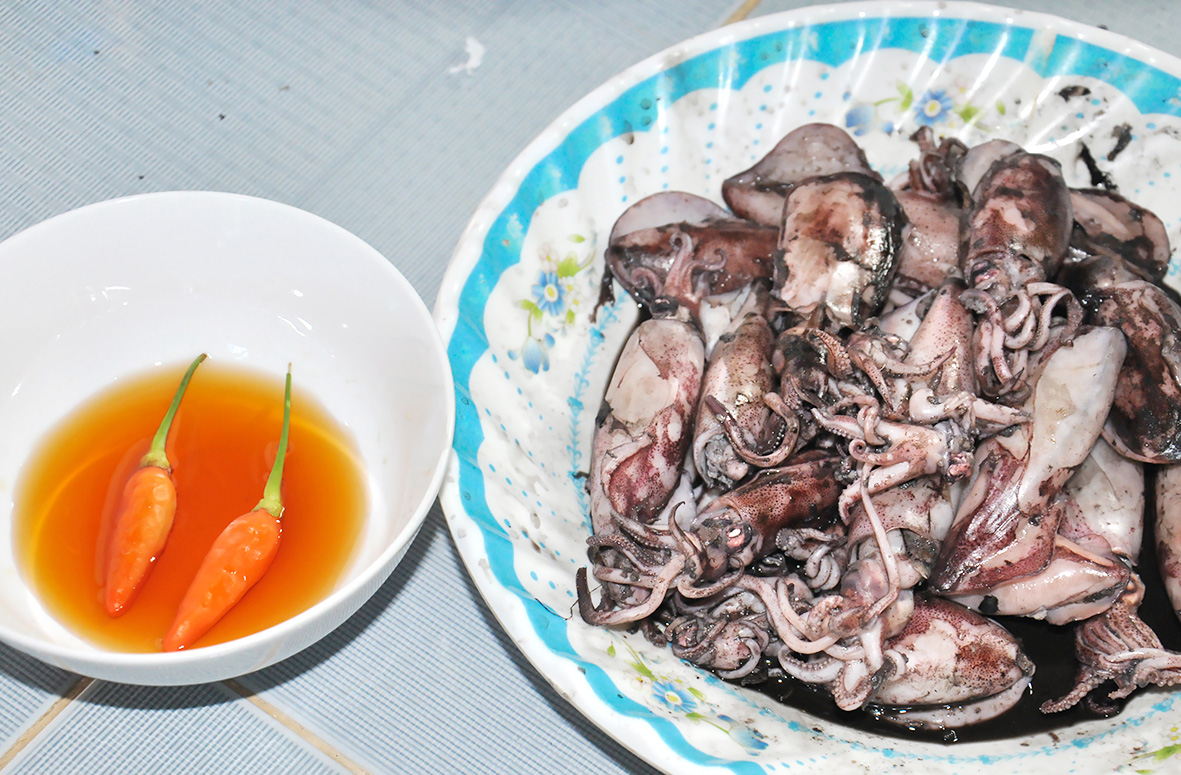 Hòn Nghệ còn có đặc sản nước mắm truyền thống chấm hải sản cực kỳ ngon, nhiều gia đình thường ủ cho mình một hũ nước mắm để dùng trong nhà. 