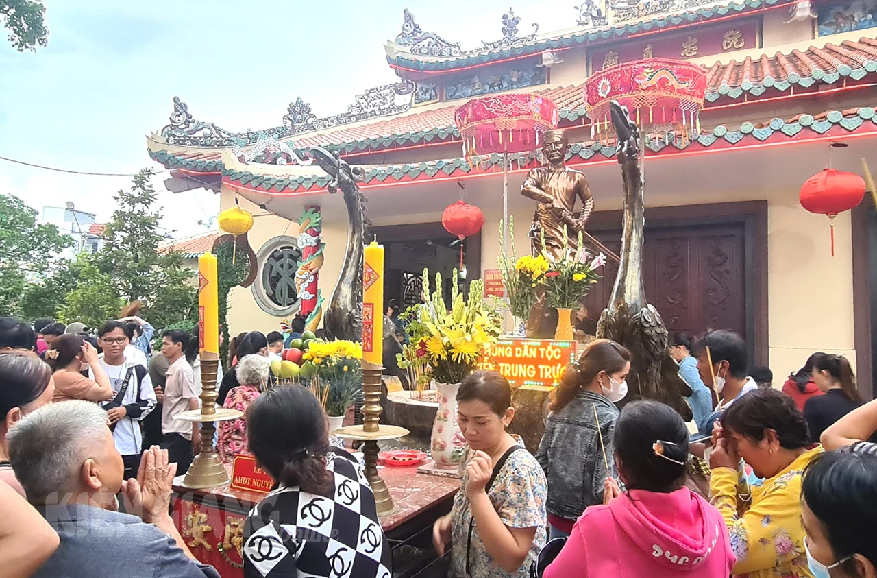 Rất đông khách thập phương đến thắp hương nhân kỷ niệm 155 năm Anh hùng dân tộc Nguyễn Trung Trực hy sinh (1868-2023)