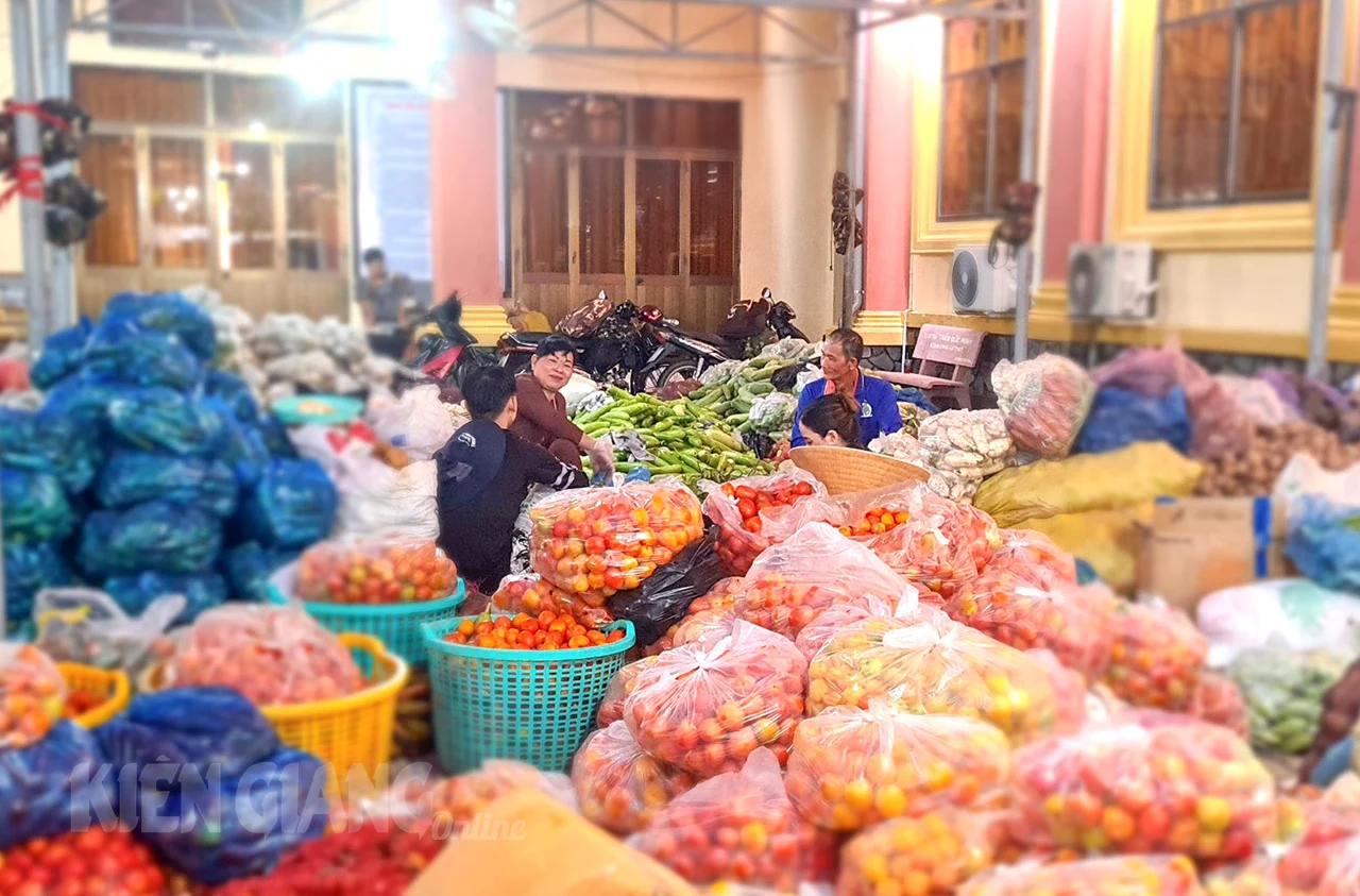 Đại cổ chay gồm rất nhiều món ngon từ rau, củ quả tươi được người dân các tỉnh, thành phố đóng góp.